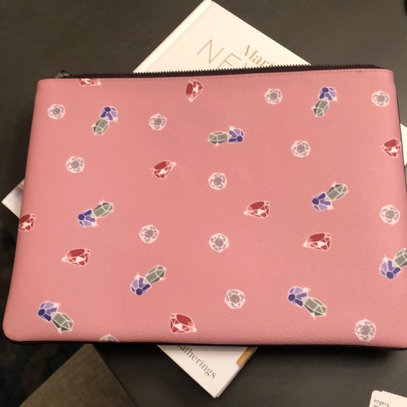 Snow White edition COACH clutch - Picture 3 of 4